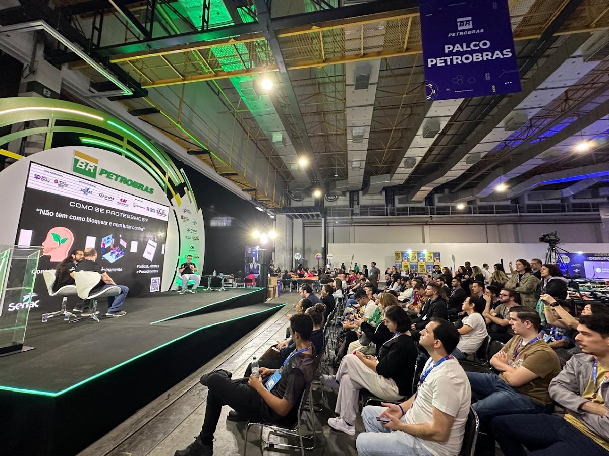 Alessandro Siqueira palestrando sobre Cibersegurança e IA no Palco Petrobras - Campus Party Brasil CPBR16